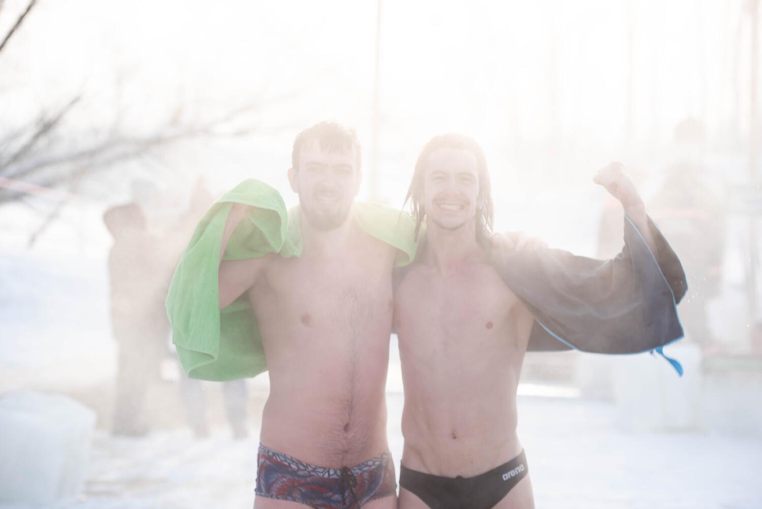 Фото Женщины в бикини и татуированные преступники. В Новосибирске с ажиотажем прошли Крещенские купания в аномальный мороз - 37 ледяных кадров 30