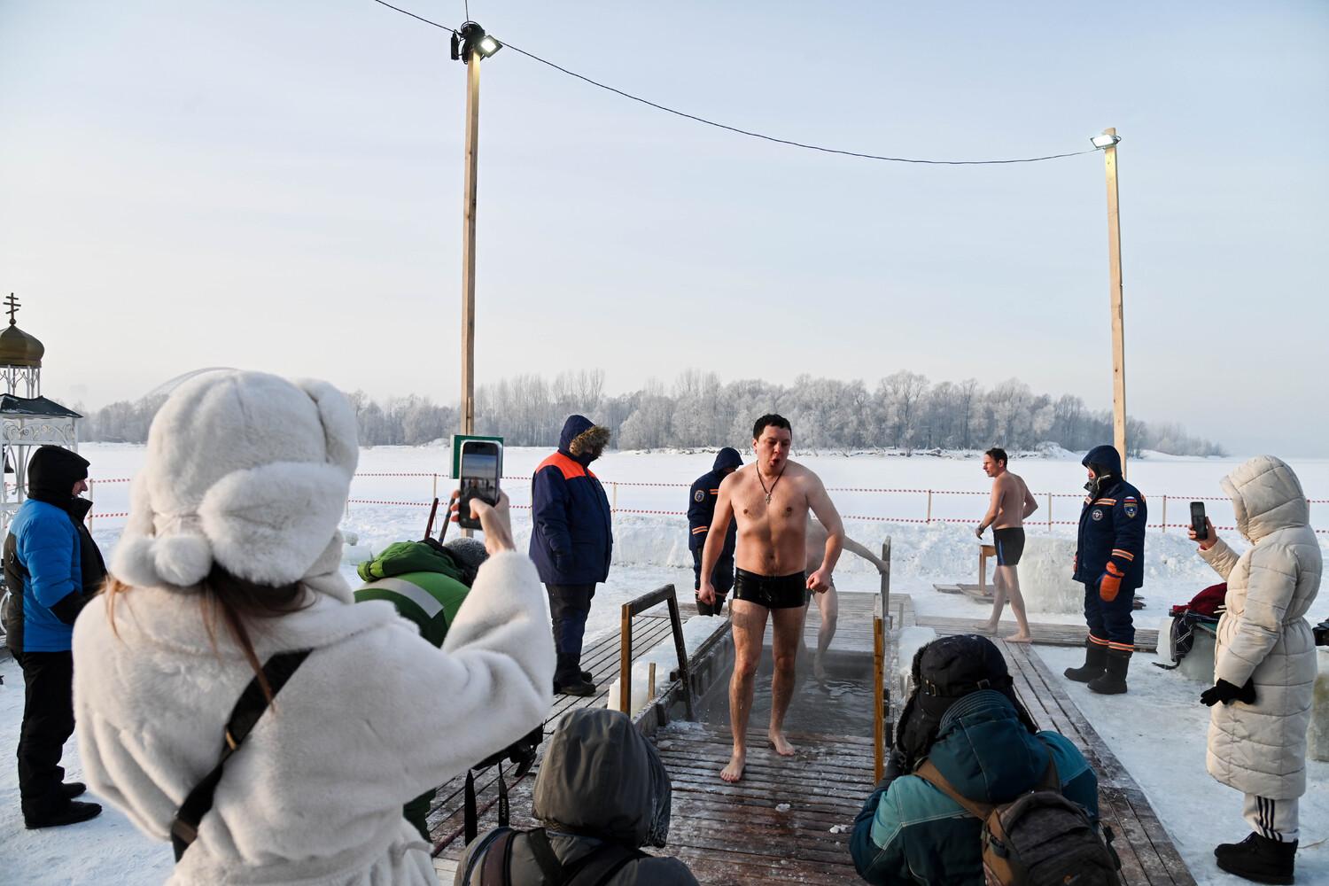 Фото Женщины в бикини и татуированные преступники. В Новосибирске с ажиотажем прошли Крещенские купания в аномальный мороз - 37 ледяных кадров 28