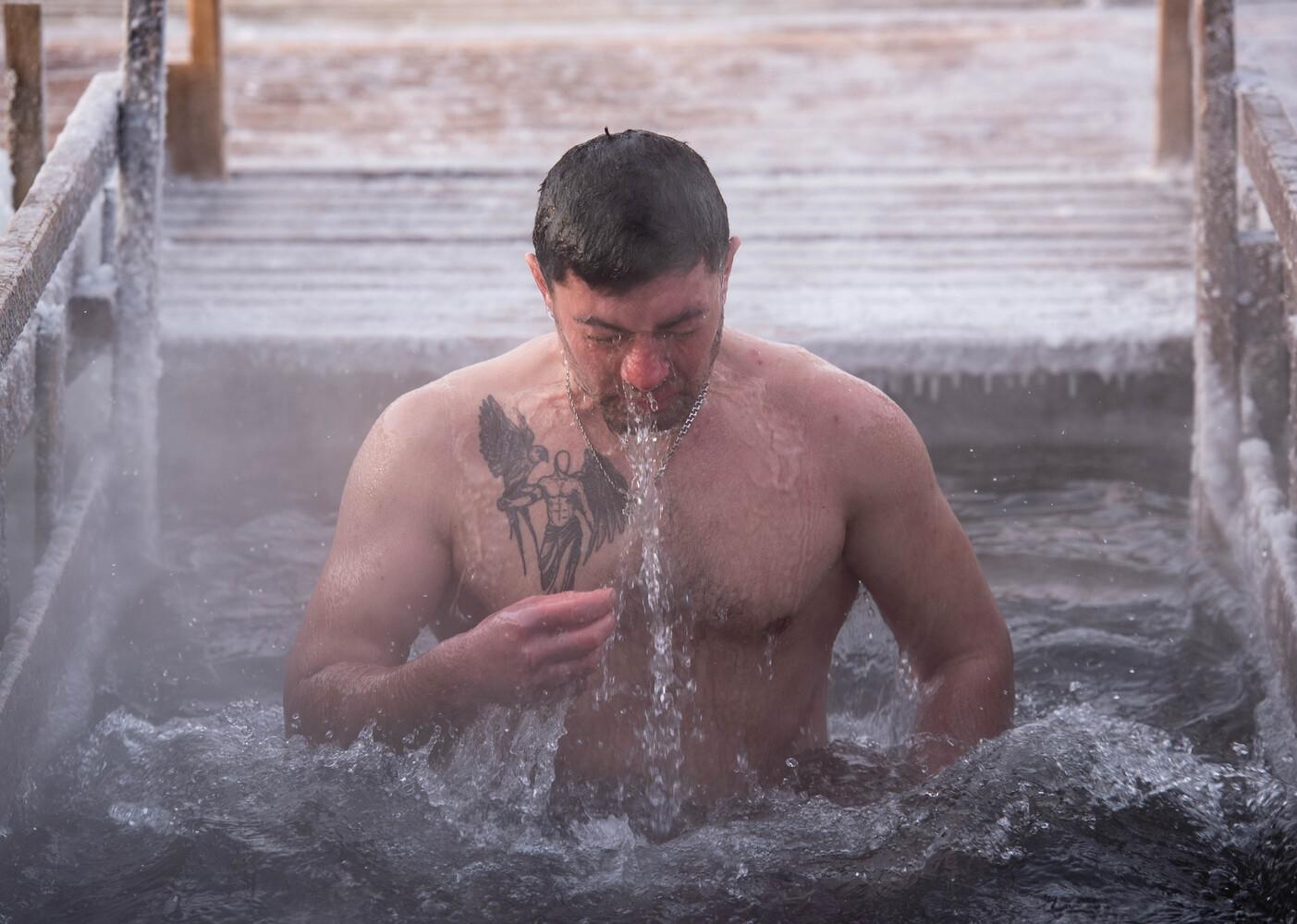 Фото Женщины в бикини и татуированные преступники. В Новосибирске с ажиотажем прошли Крещенские купания в аномальный мороз - 37 ледяных кадров 34