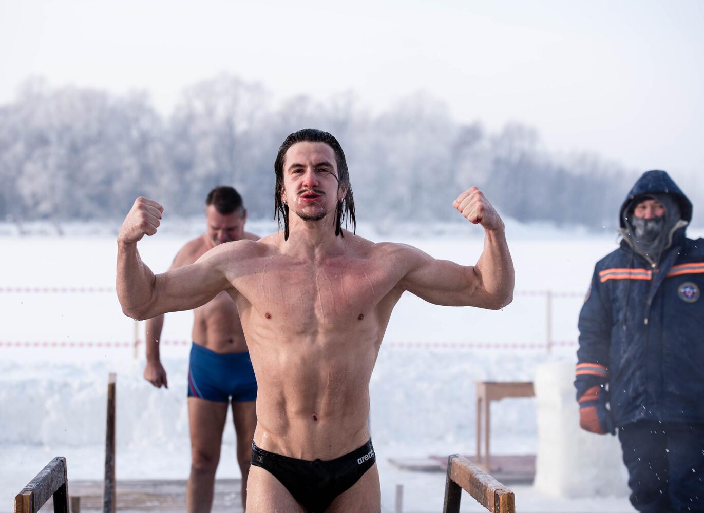 Фото Женщины в бикини и татуированные преступники. В Новосибирске с ажиотажем прошли Крещенские купания в аномальный мороз - 37 ледяных кадров 31