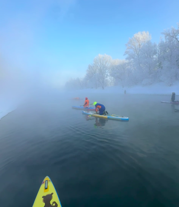 Фото Новосибирцы устроили массовый заплыв на сапах в мороз –26 градусов: 20 леденящих кадров 18