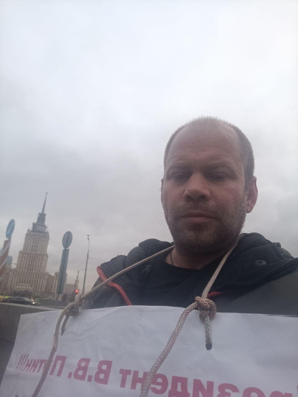 Фото Сын получил травму головы, отец — удар топором: в дом многодетной семьи по ошибке ворвался ОМОН и обвинил отца в педофилии 4