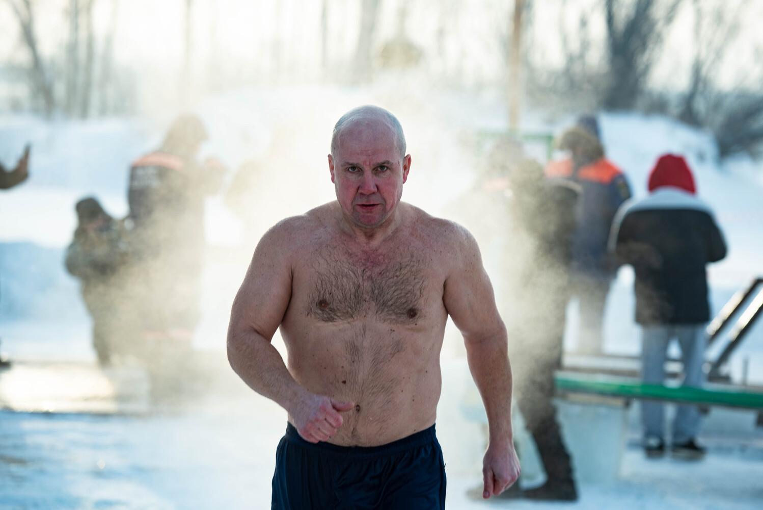 Фото Женщины в бикини и татуированные преступники. В Новосибирске с ажиотажем прошли Крещенские купания в аномальный мороз - 37 ледяных кадров 35