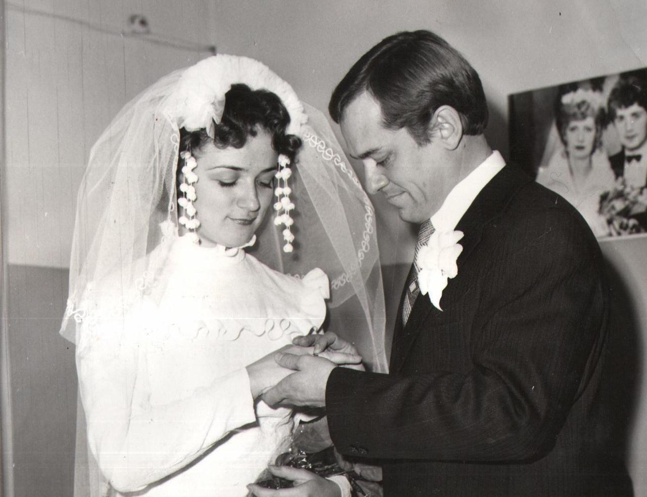 Фото В Новосибирске опубликованы кадры свадеб в СССР в День супругов: 25 кадров от 60-х до 90-х годов 11