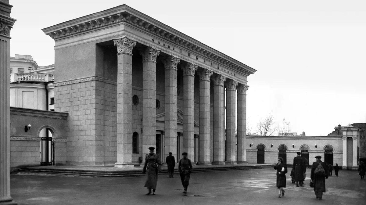 Фото Появились архивные кадры отмечающего 100-летний юбилей новосибирского кинотеатра «Победа» 4