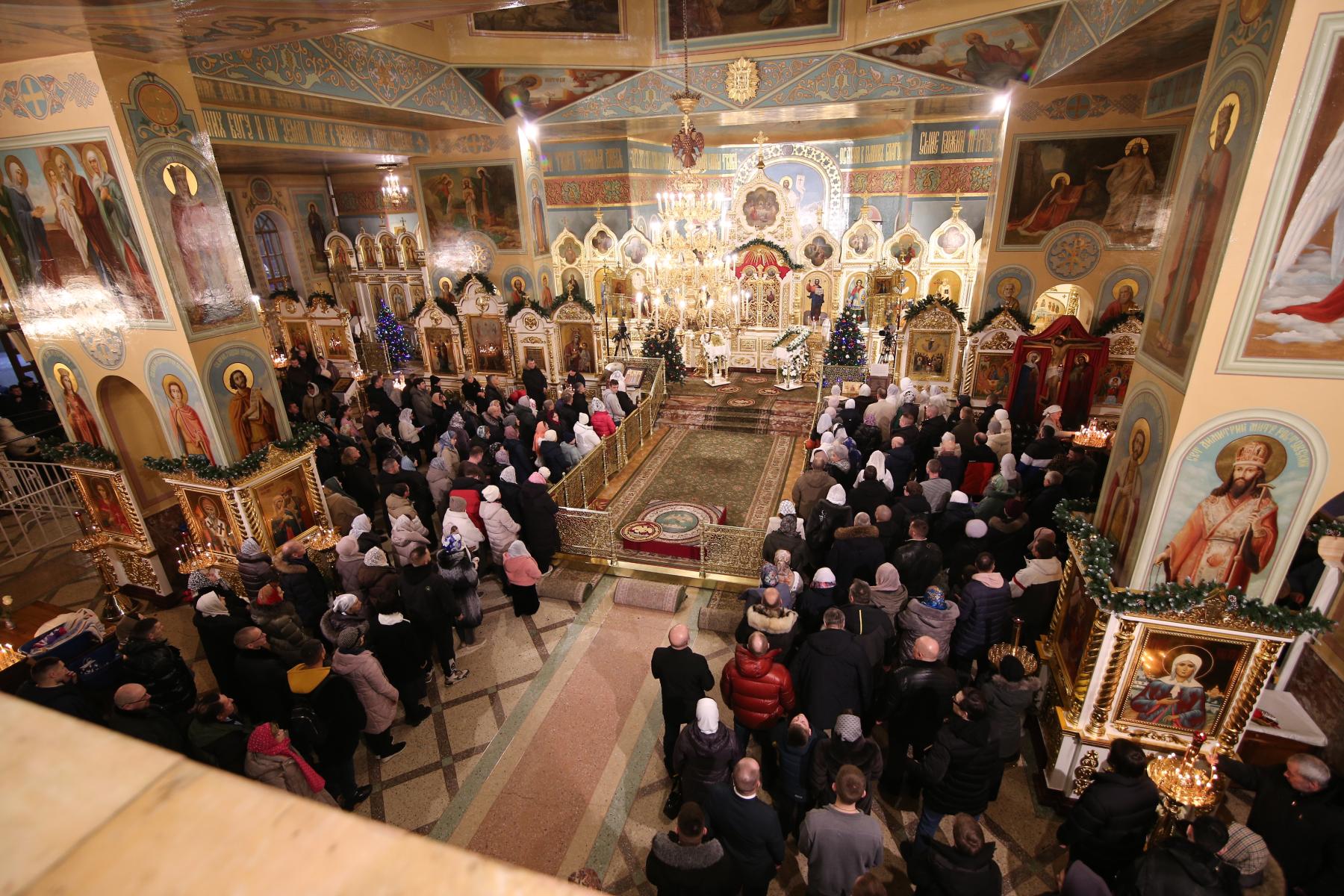Фото Сотни новосибирцев пришли в Вознесенский собор в ночь на Рождество. Онлайн-репортаж 9