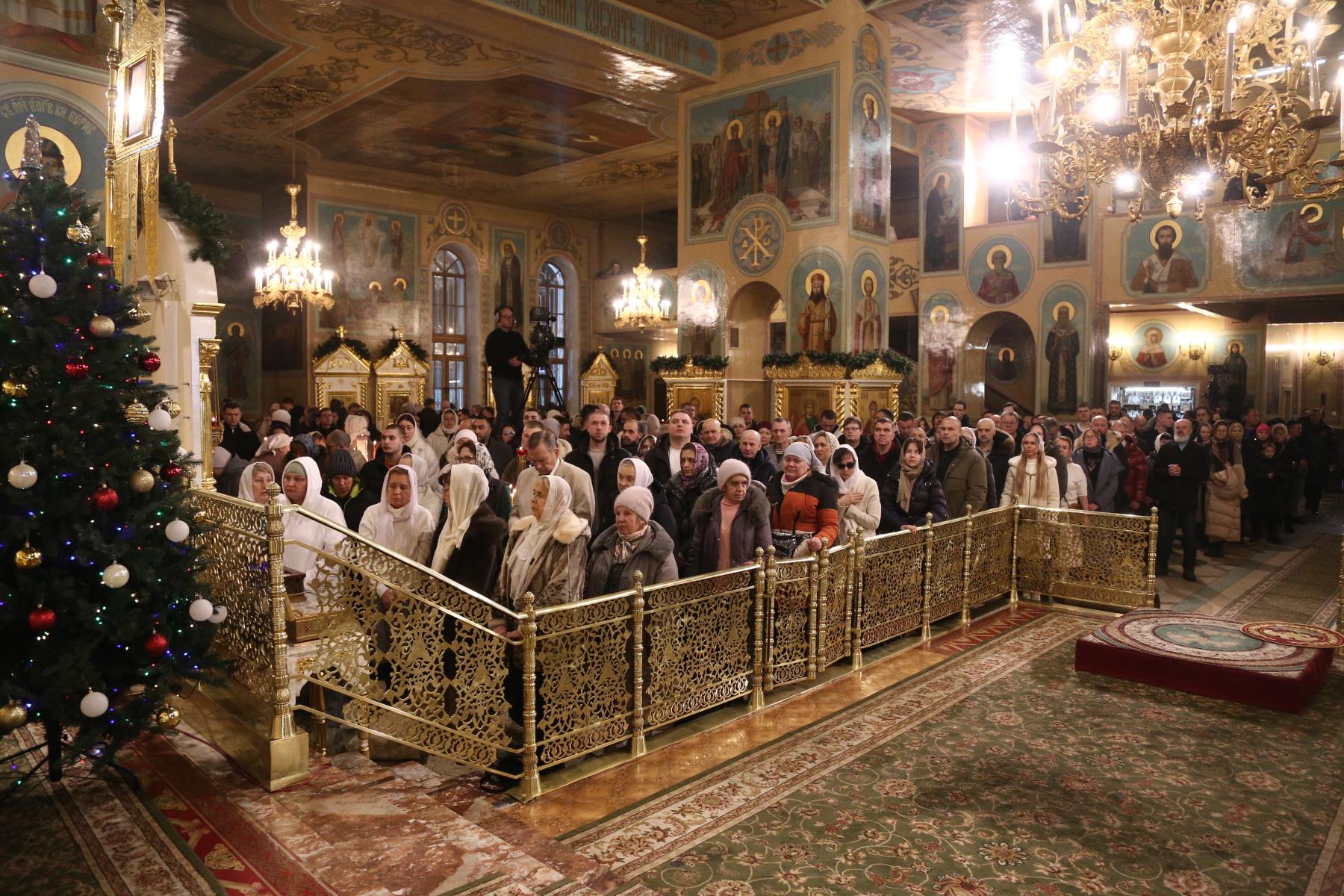 Фото Сотни новосибирцев пришли в Вознесенский собор в ночь на Рождество. Онлайн-репортаж 10