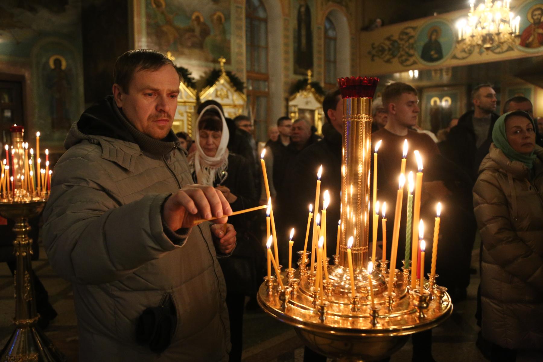 Фото Сотни новосибирцев пришли в Вознесенский собор в ночь на Рождество. Онлайн-репортаж 12