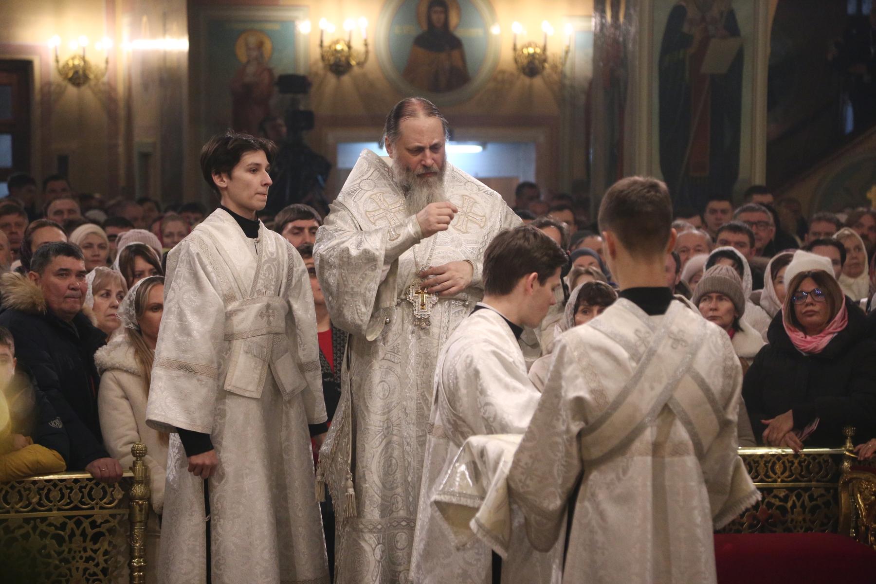 Фото Сотни новосибирцев пришли в Вознесенский собор в ночь на Рождество. Онлайн-репортаж 16