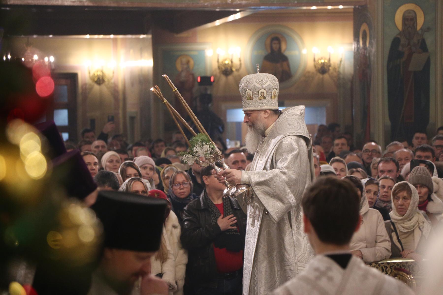 Фото В Новосибирске опубликованы кадры Рождественской ночи в Вознесенском соборе 3