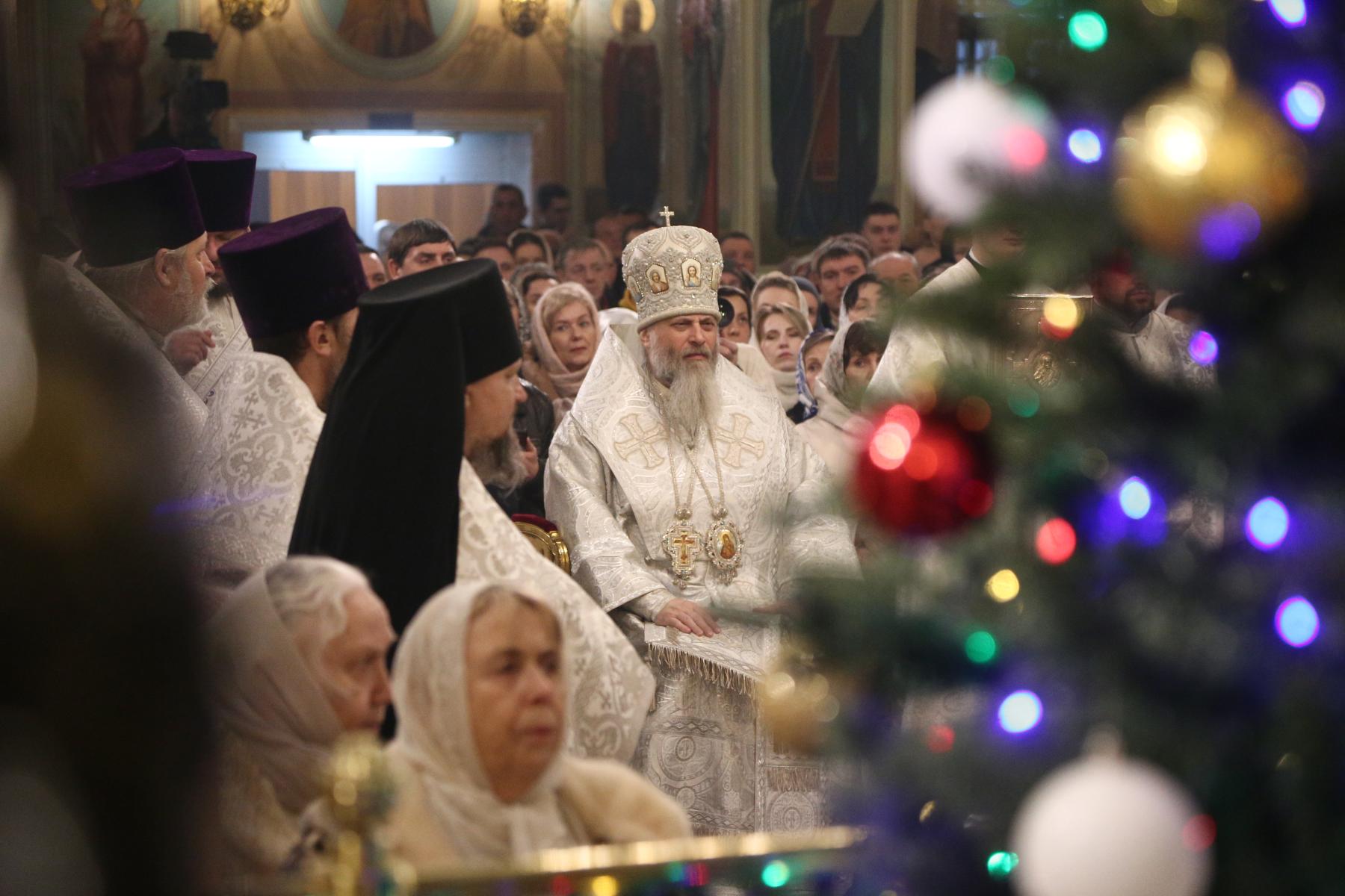 Фото Сотни новосибирцев пришли в Вознесенский собор в ночь на Рождество. Онлайн-репортаж 7