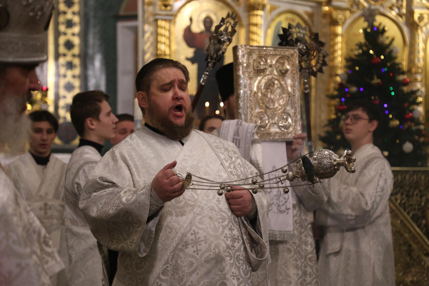 Фото Сотни новосибирцев пришли в Вознесенский собор в ночь на Рождество. Онлайн-репортаж 6