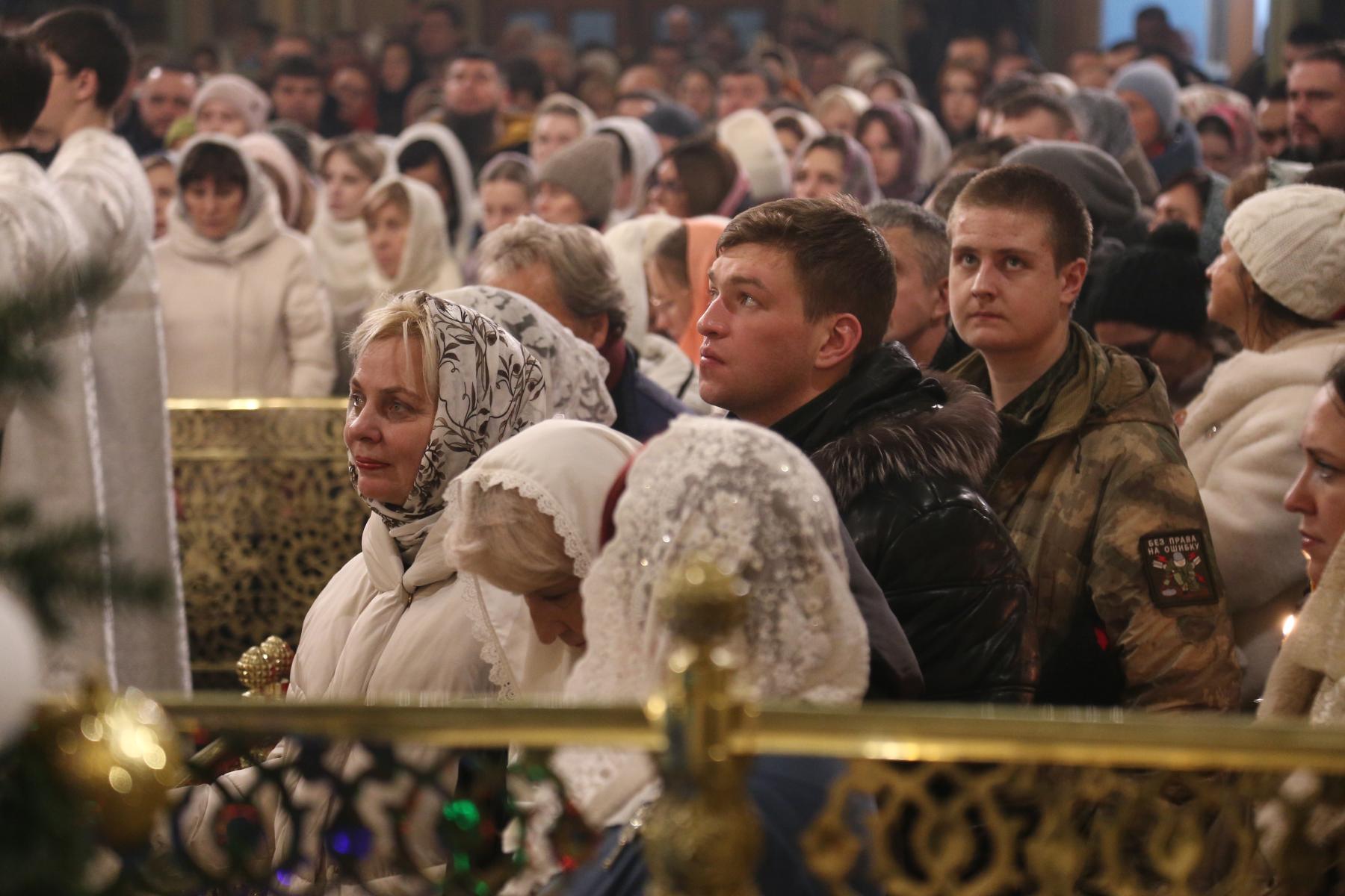 Фото Сотни новосибирцев пришли в Вознесенский собор в ночь на Рождество. Онлайн-репортаж 3