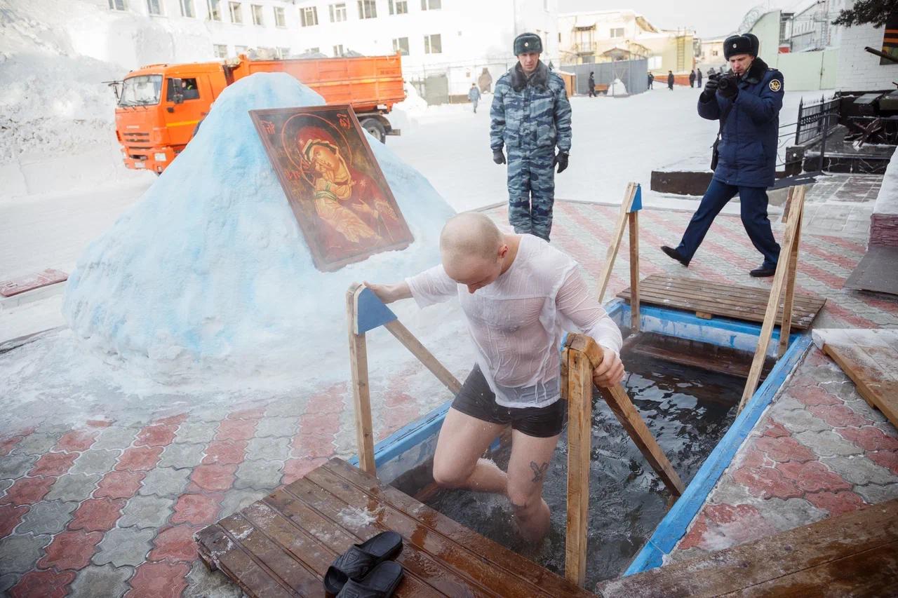 Фото Женщины в бикини и татуированные преступники. В Новосибирске с ажиотажем прошли Крещенские купания в аномальный мороз - 37 ледяных кадров 11