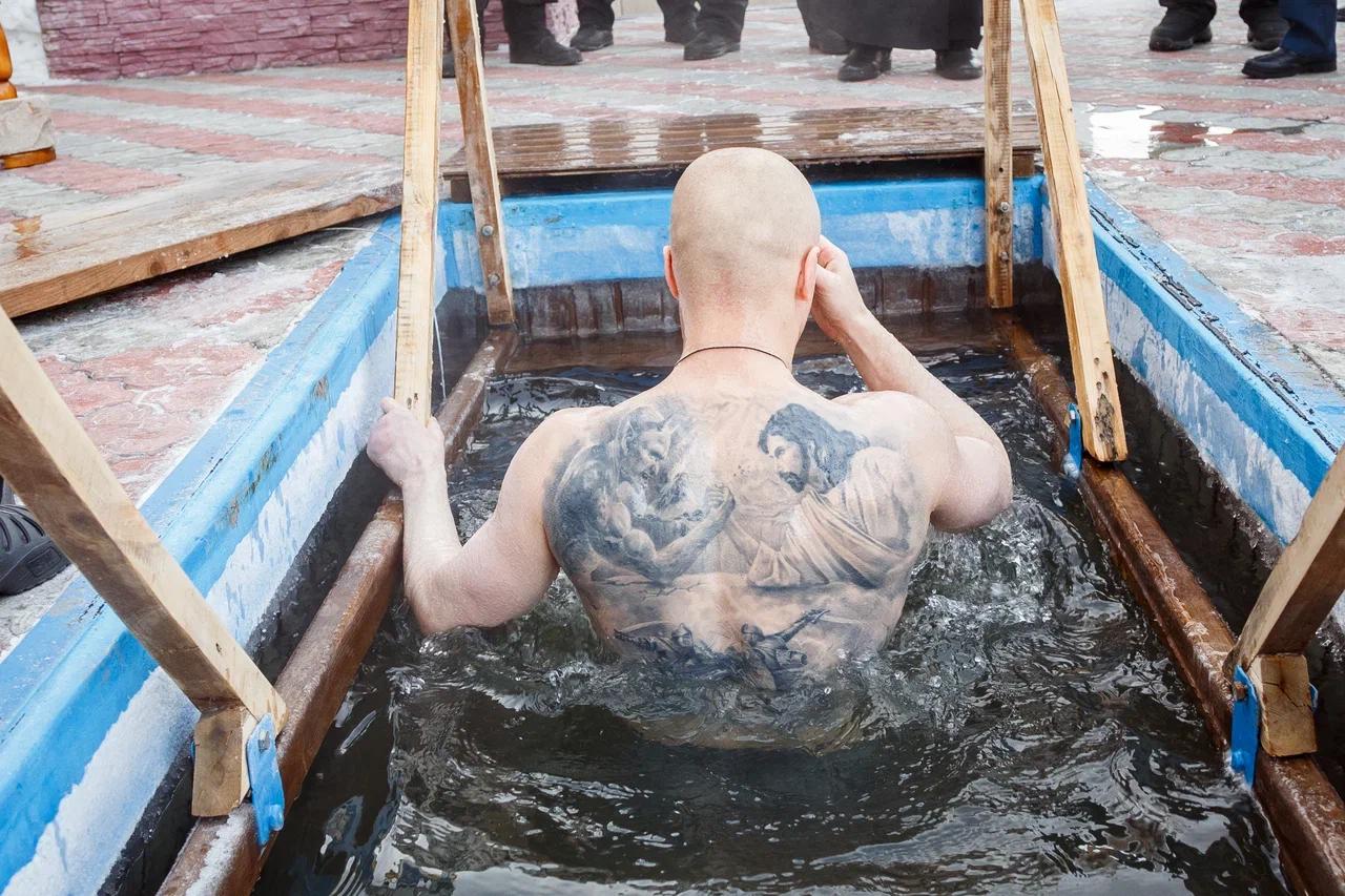 Фото Женщины в бикини и татуированные преступники. В Новосибирске с ажиотажем прошли Крещенские купания в аномальный мороз - 37 ледяных кадров 10