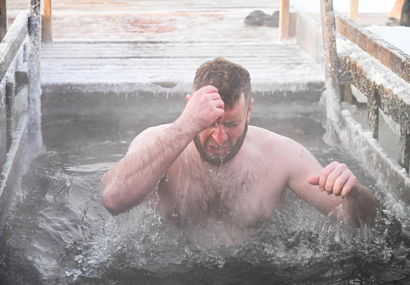 Фото Женщины в бикини и татуированные преступники. В Новосибирске с ажиотажем прошли Крещенские купания в аномальный мороз - 37 ледяных кадров 25