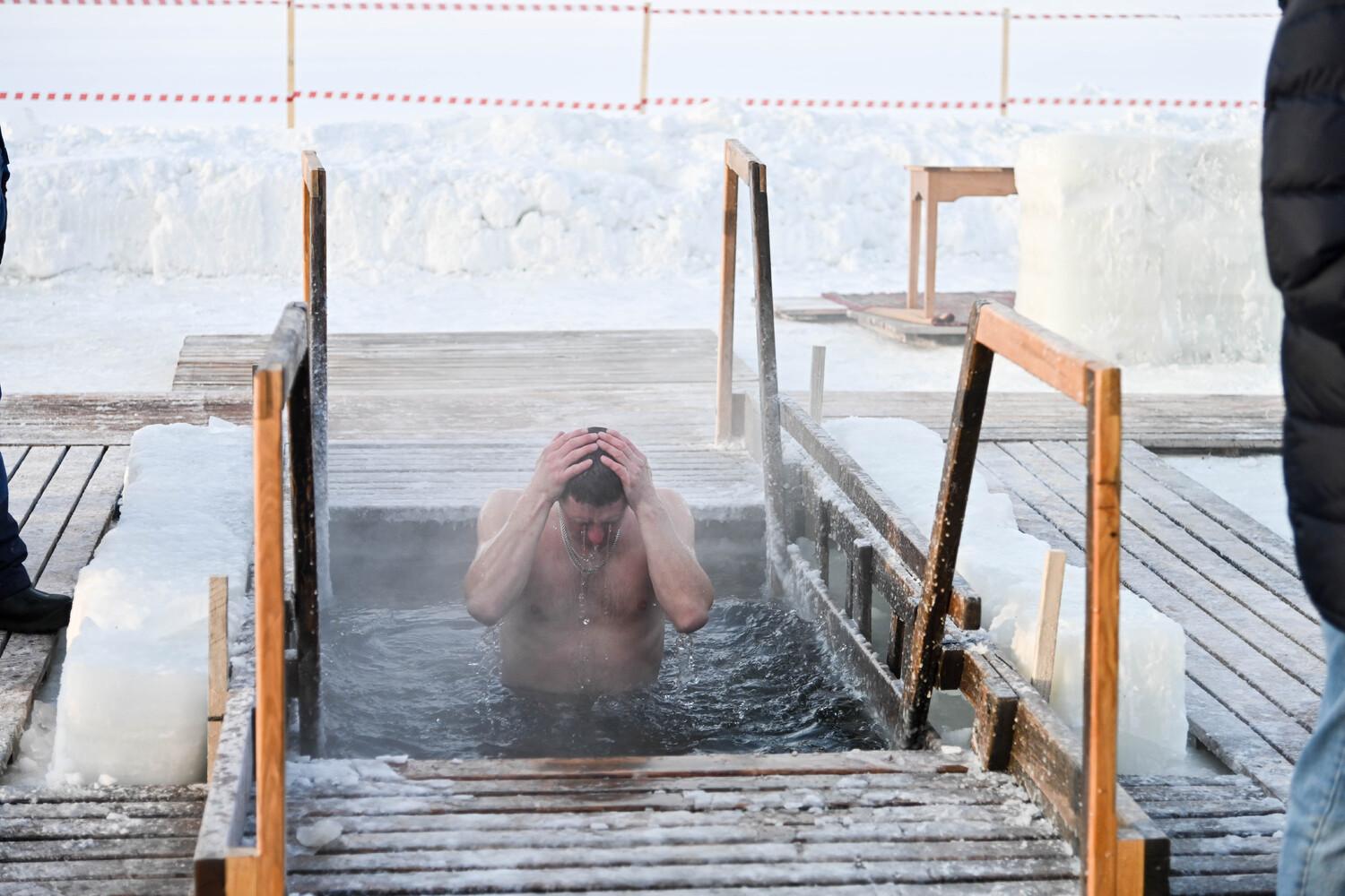 Фото Женщины в бикини и татуированные преступники. В Новосибирске с ажиотажем прошли Крещенские купания в аномальный мороз - 37 ледяных кадров 29