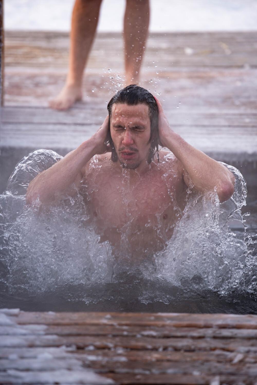 Фото Женщины в бикини и татуированные преступники. В Новосибирске с ажиотажем прошли Крещенские купания в аномальный мороз - 37 ледяных кадров 32