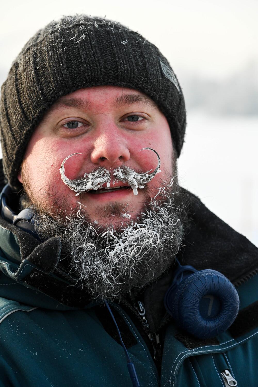 Фото Женщины в бикини и татуированные преступники. В Новосибирске с ажиотажем прошли Крещенские купания в аномальный мороз - 37 ледяных кадров 27