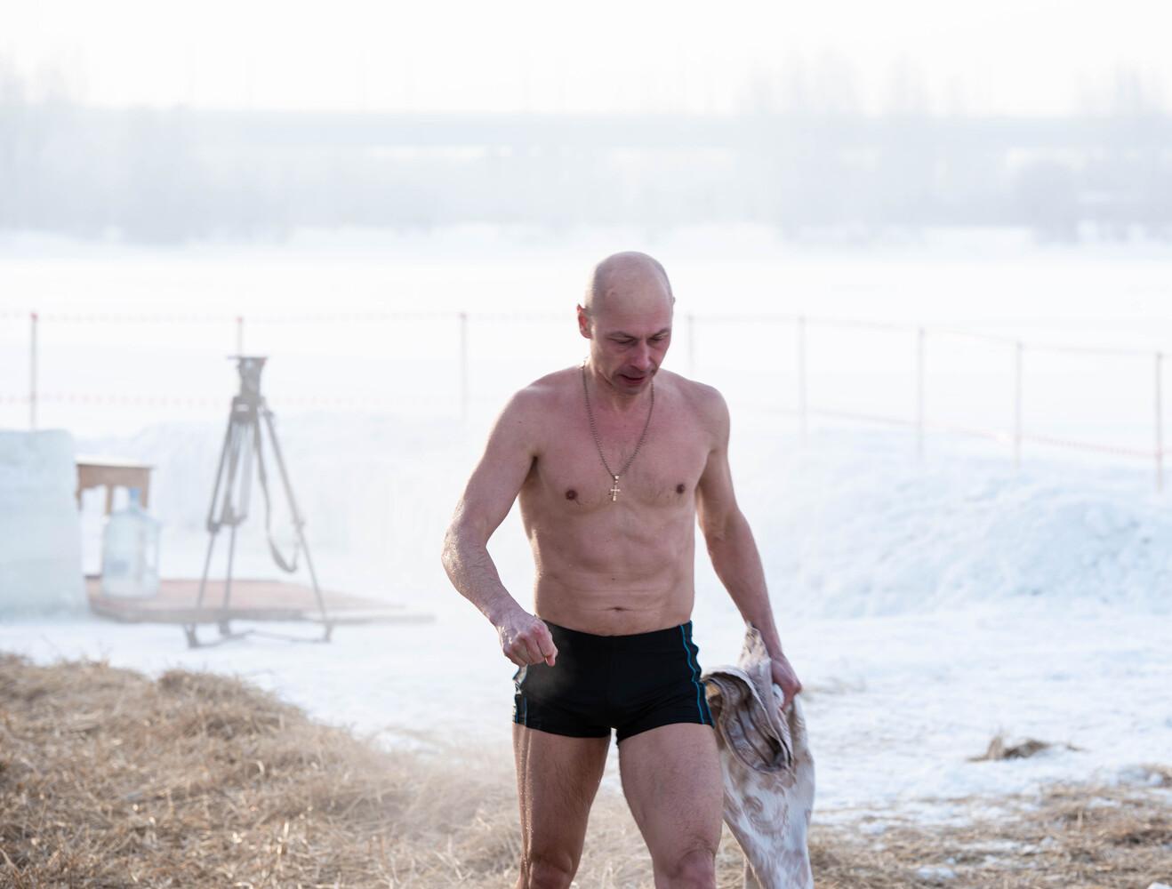 Фото Женщины в бикини и татуированные преступники. В Новосибирске с ажиотажем прошли Крещенские купания в аномальный мороз - 37 ледяных кадров 38