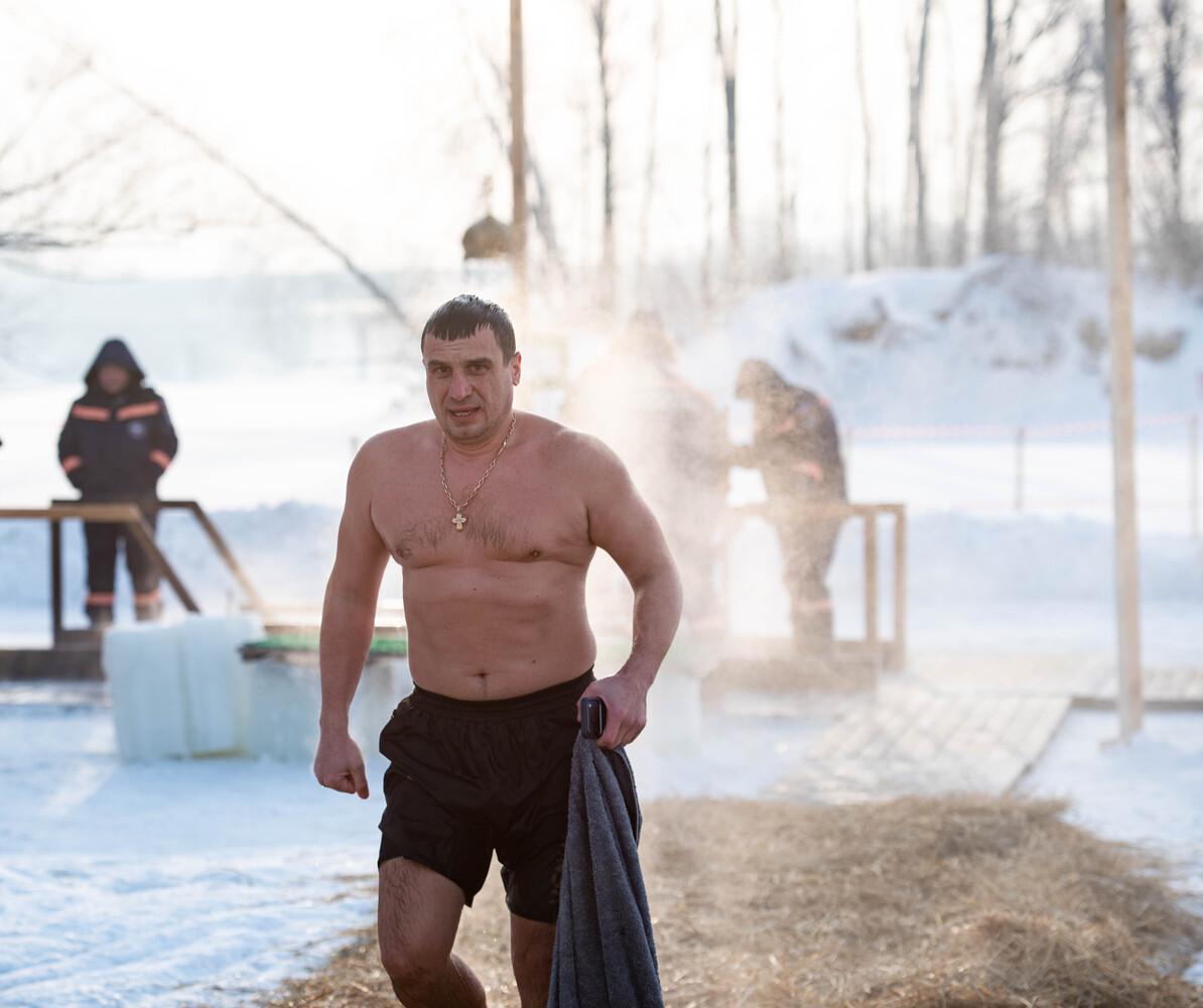 Фото Женщины в бикини и татуированные преступники. В Новосибирске с ажиотажем прошли Крещенские купания в аномальный мороз - 37 ледяных кадров 36