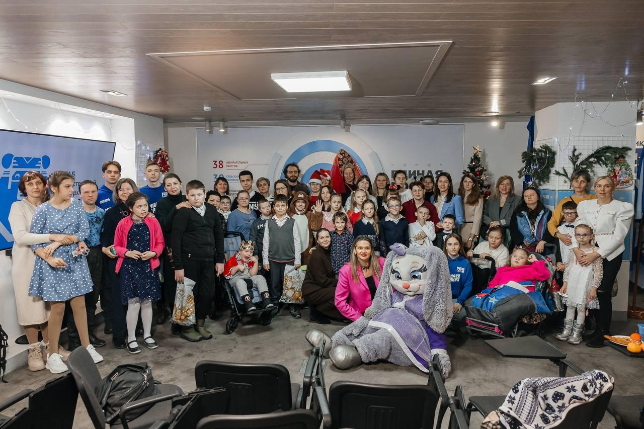 Фото В Новосибирске подвели итоги новогодней акции для детей с инвалидностью 4