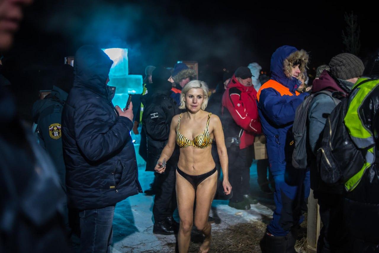 Фото В Новосибирске опубликованы архивные фото Крещенских купаний: ледяные кадры страстных женщин и мужчин 3