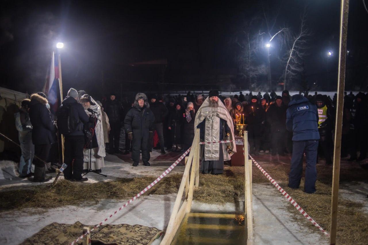 Фото В Новосибирске опубликованы архивные фото Крещенских купаний: ледяные кадры страстных женщин и мужчин 5
