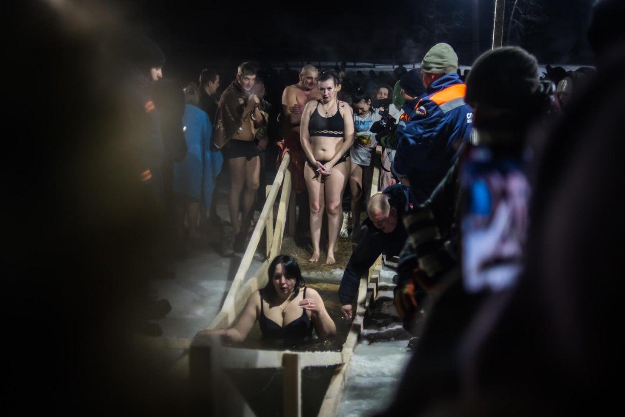 Фото В Новосибирске опубликованы архивные фото Крещенских купаний: ледяные кадры страстных женщин и мужчин 7