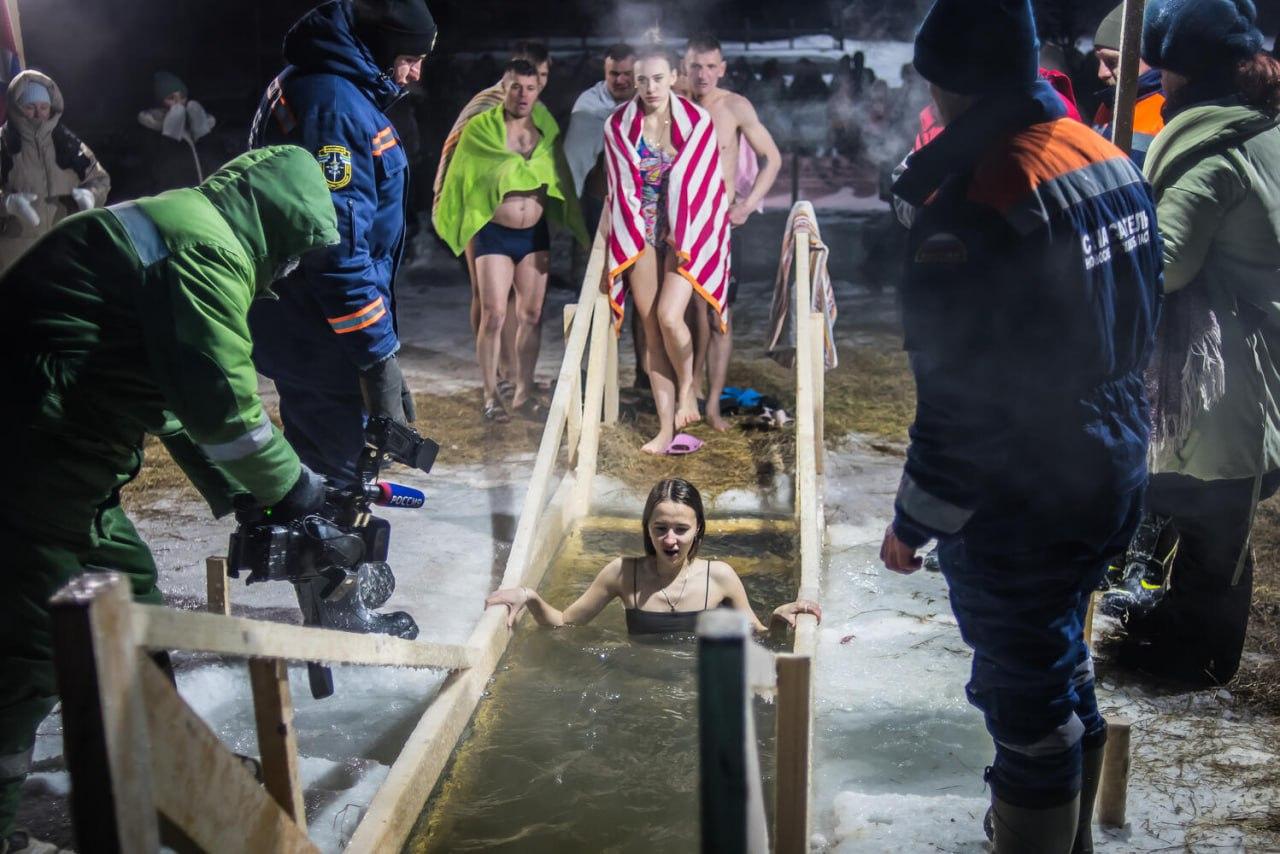 Фото В Новосибирске опубликованы архивные фото Крещенских купаний: ледяные кадры страстных женщин и мужчин 8