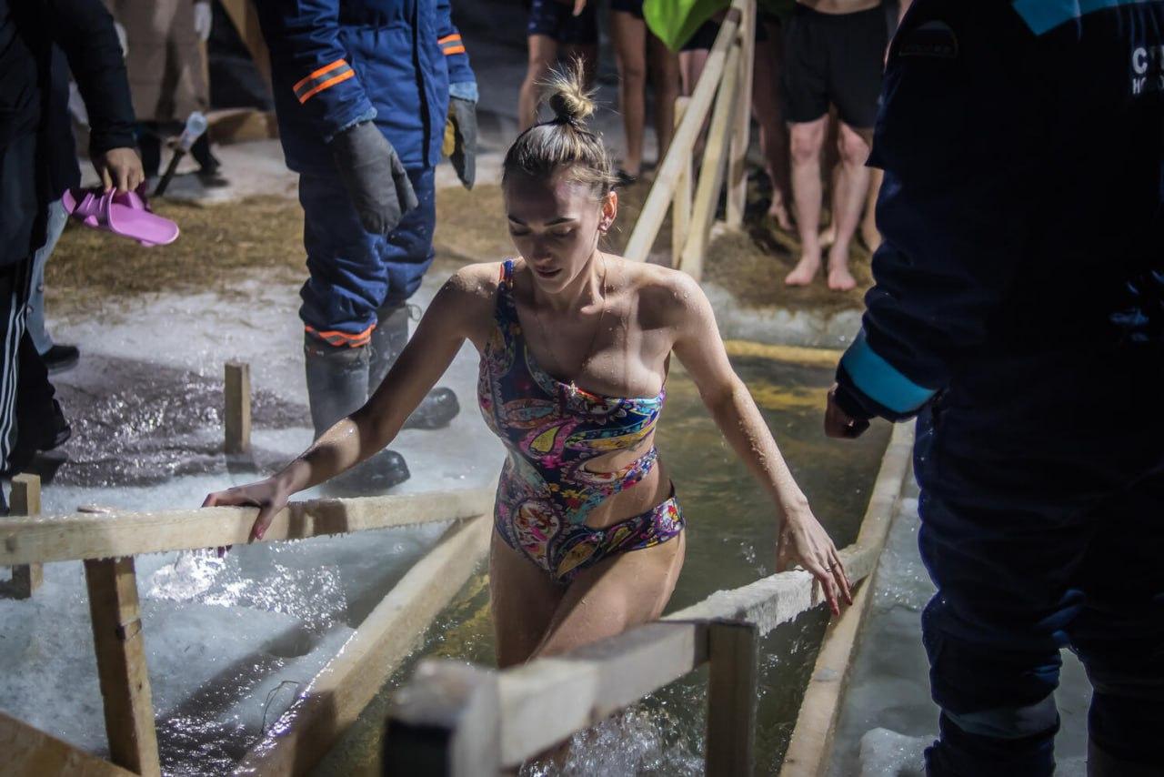 Фото В Новосибирске опубликованы архивные фото Крещенских купаний: ледяные кадры страстных женщин и мужчин 9