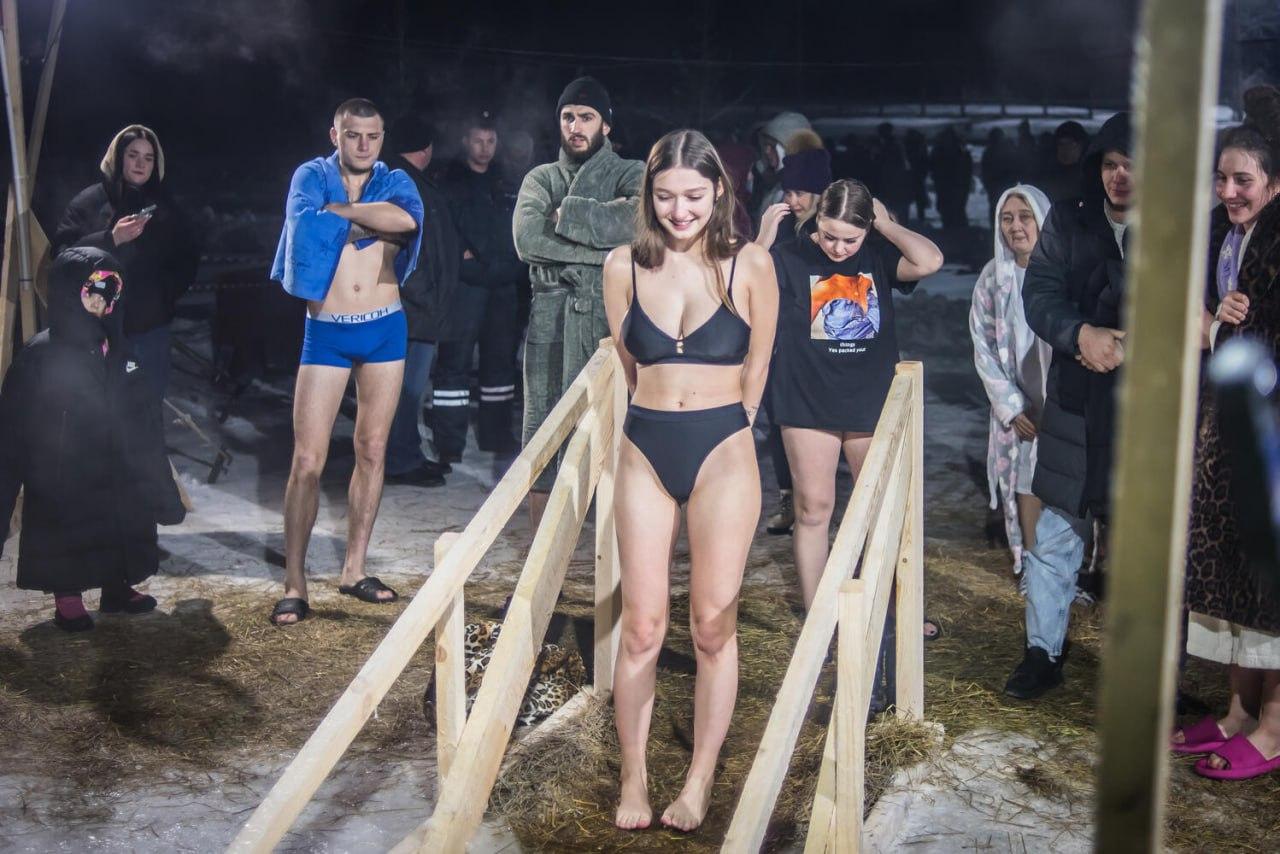 Фото В Новосибирске опубликованы архивные фото Крещенских купаний: ледяные кадры страстных женщин и мужчин 11