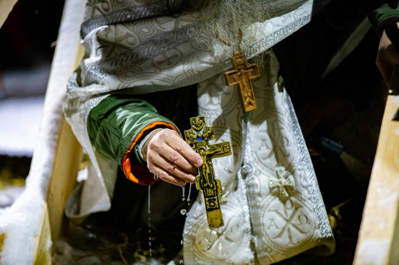 Фото В Новосибирске опубликованы архивные фото Крещенских купаний: ледяные кадры страстных женщин и мужчин 12