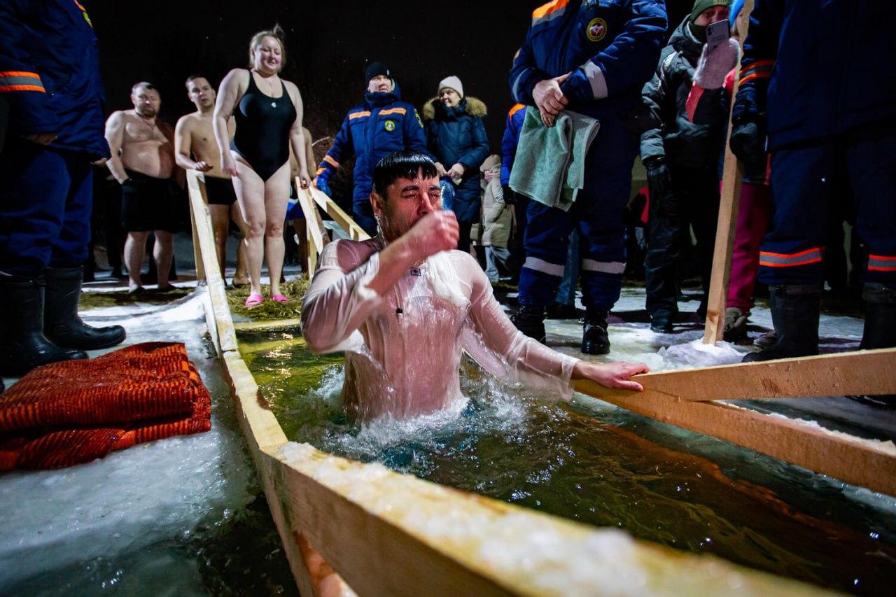 Фото В Новосибирске опубликованы архивные фото Крещенских купаний: ледяные кадры страстных женщин и мужчин 13