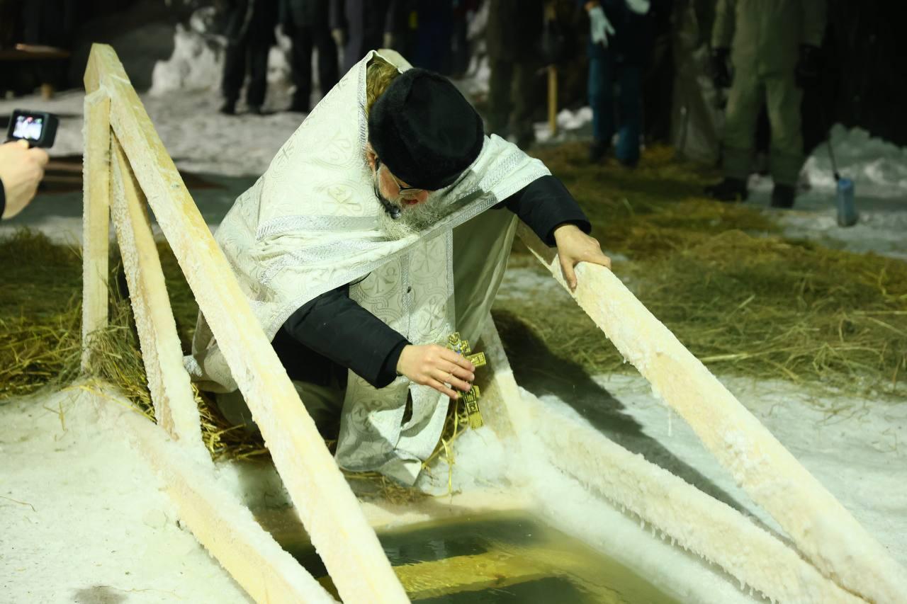 Фото Женщины в бикини и татуированные преступники. В Новосибирске с ажиотажем прошли Крещенские купания в аномальный мороз - 37 ледяных кадров 12