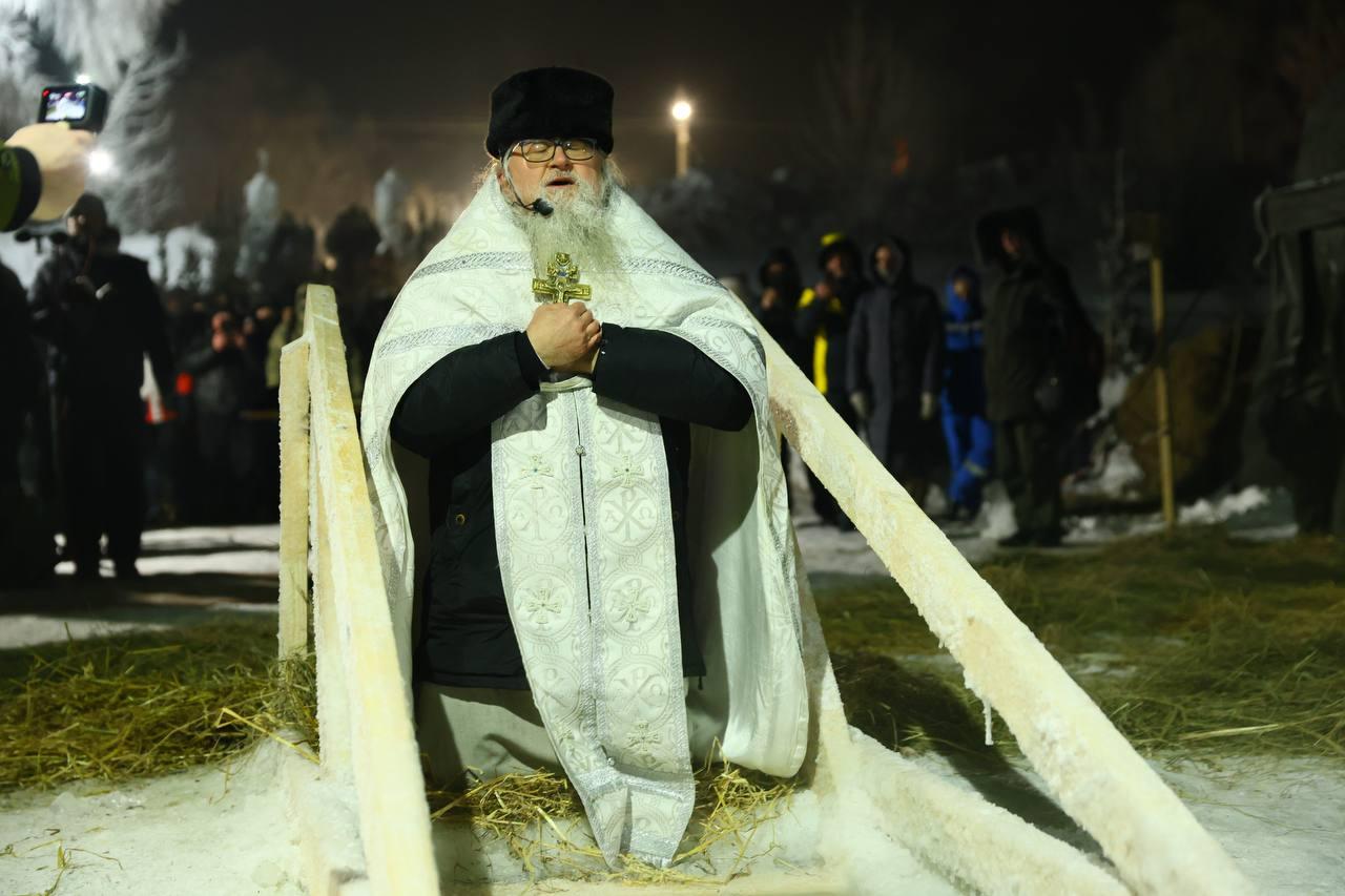 Фото Женщины в бикини и татуированные преступники. В Новосибирске с ажиотажем прошли Крещенские купания в аномальный мороз - 37 ледяных кадров 13