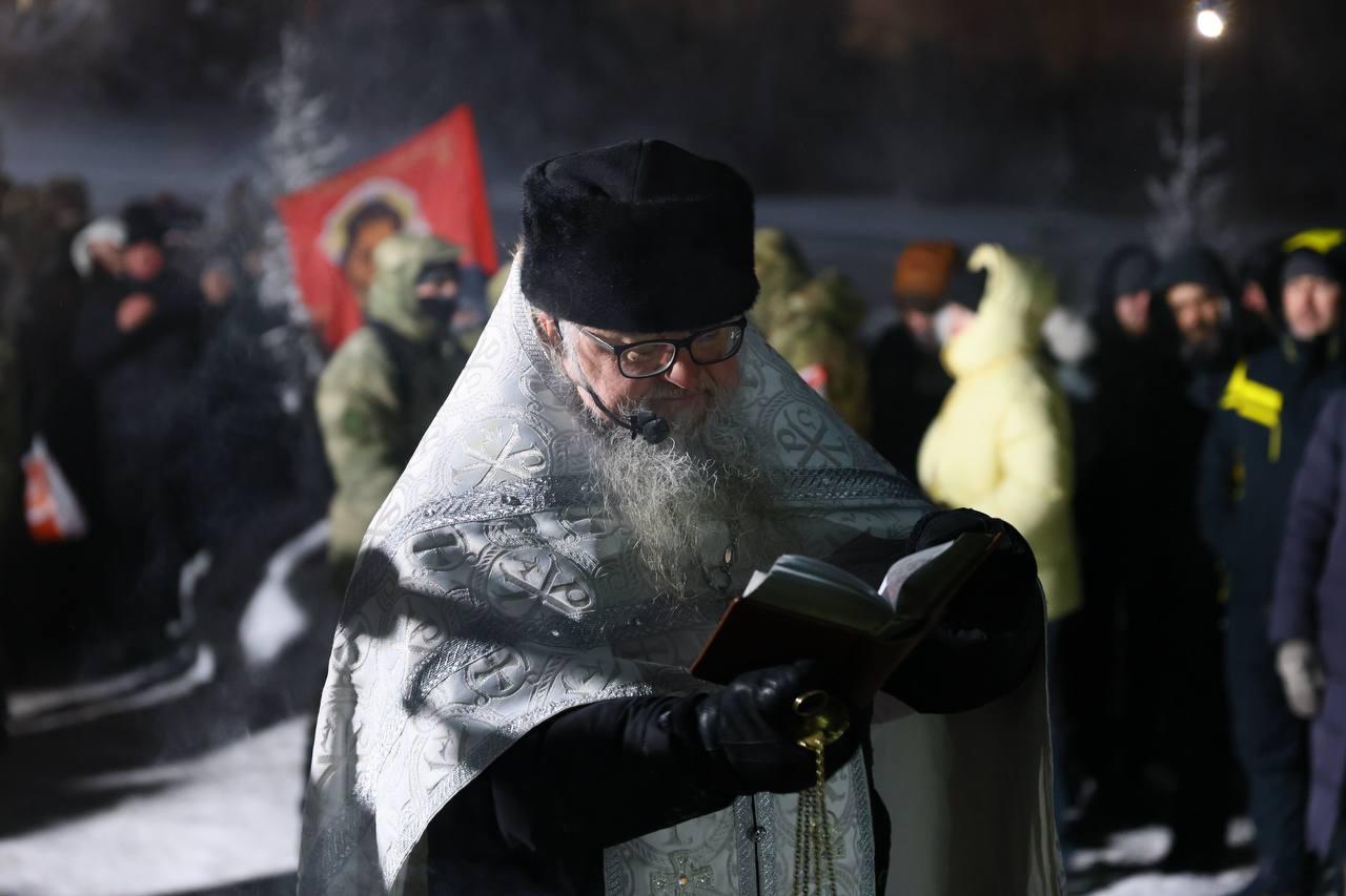 Фото Женщины в бикини и татуированные преступники. В Новосибирске с ажиотажем прошли Крещенские купания в аномальный мороз - 37 ледяных кадров 14