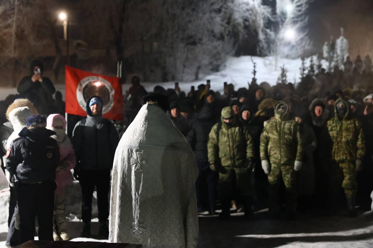 Фото Женщины в бикини и татуированные преступники. В Новосибирске с ажиотажем прошли Крещенские купания в аномальный мороз - 37 ледяных кадров 15