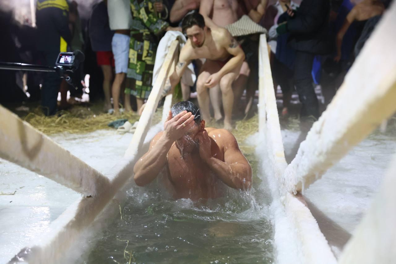 Фото В Новосибирске опубликованы кадры ночных купаний на Крещение 7