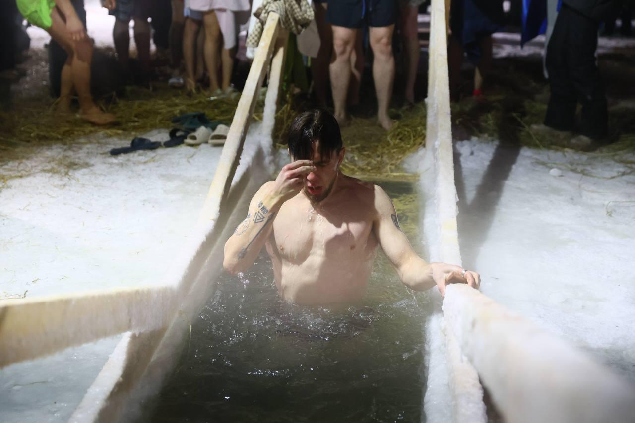 Фото В Новосибирске опубликованы кадры ночных купаний на Крещение 10