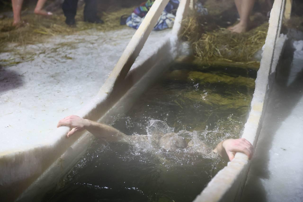 Фото В Новосибирске опубликованы кадры ночных купаний на Крещение 14