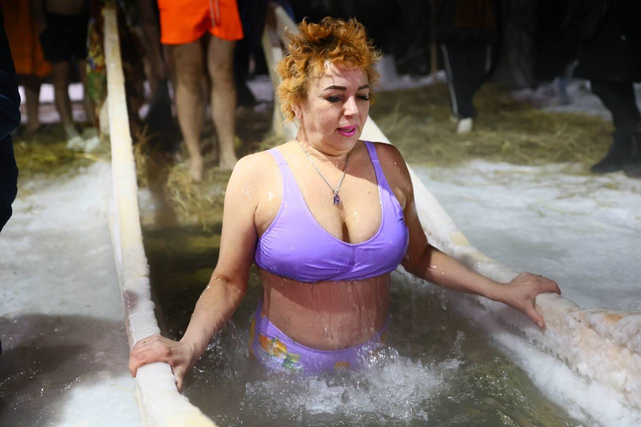 Фото В Новосибирске опубликованы кадры ночных купаний на Крещение 13