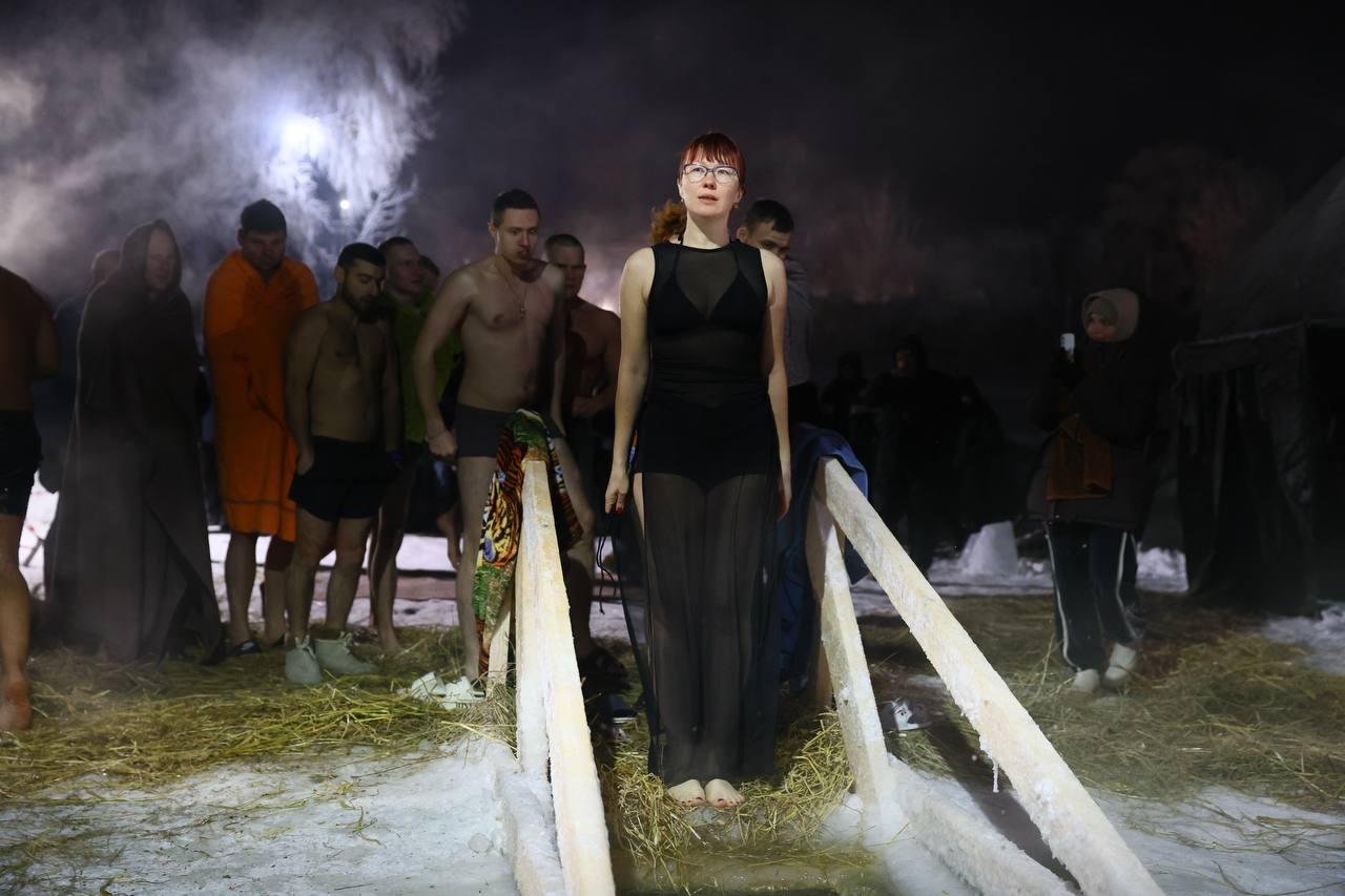 Фото В Новосибирске опубликованы кадры ночных купаний на Крещение 16