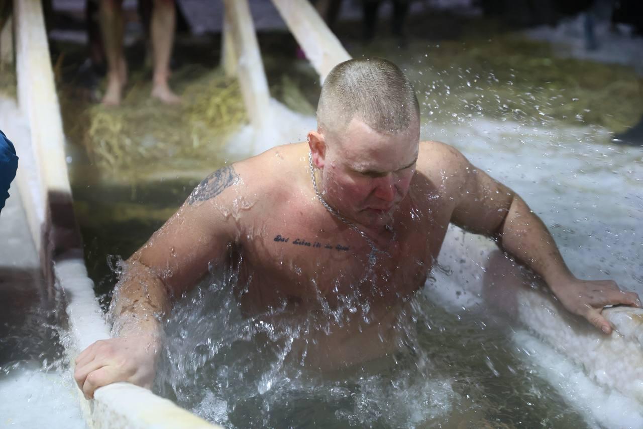 Фото В Новосибирске опубликованы кадры ночных купаний на Крещение 15