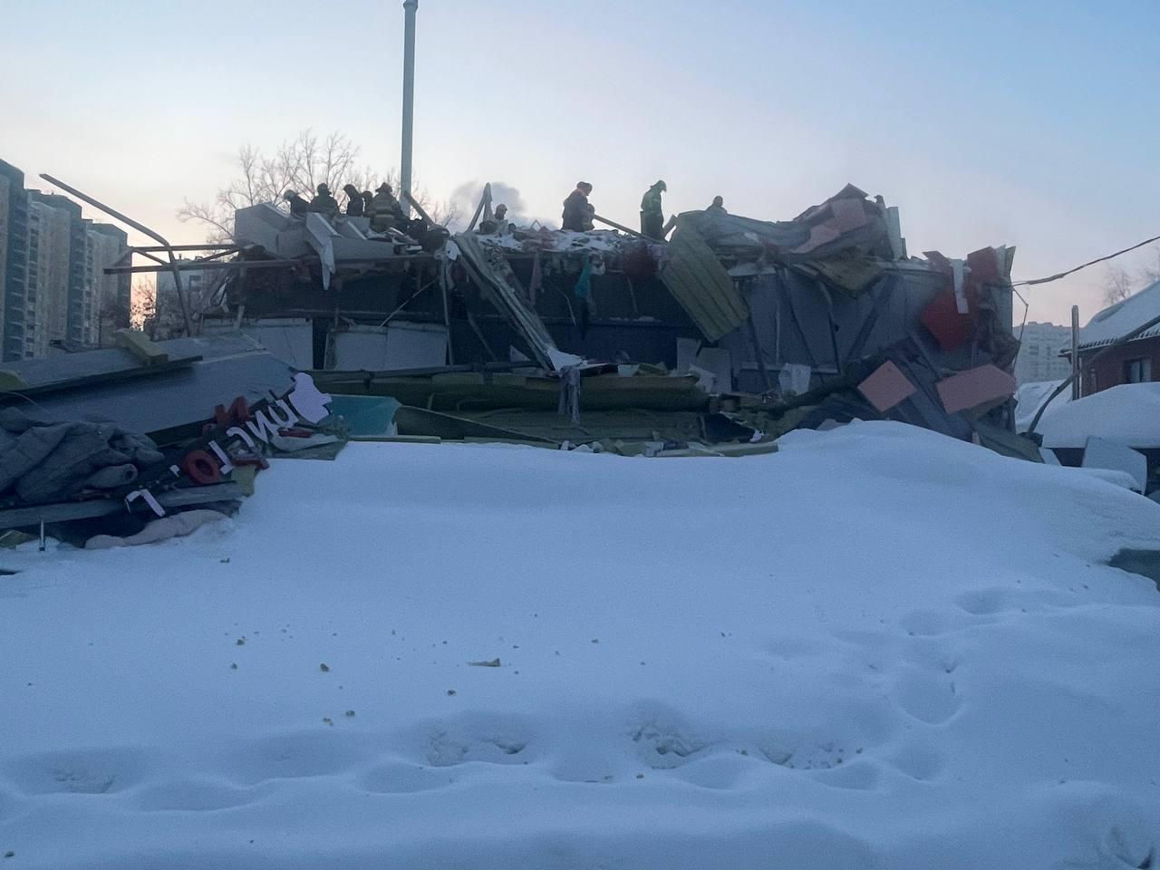 Фото Опубликованы кадры обрушения ТЦ в Новосибирске: 30 страшных фото ЧП 5