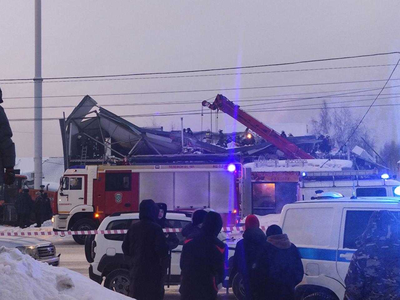 Фото Опубликованы кадры обрушения ТЦ в Новосибирске: 30 страшных фото ЧП 8