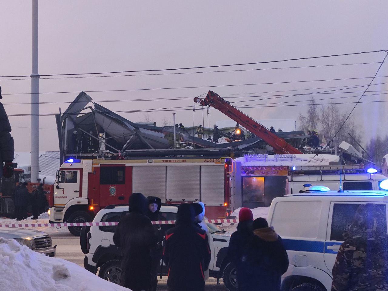 Фото Опубликованы кадры обрушения ТЦ в Новосибирске: 30 страшных фото ЧП 9