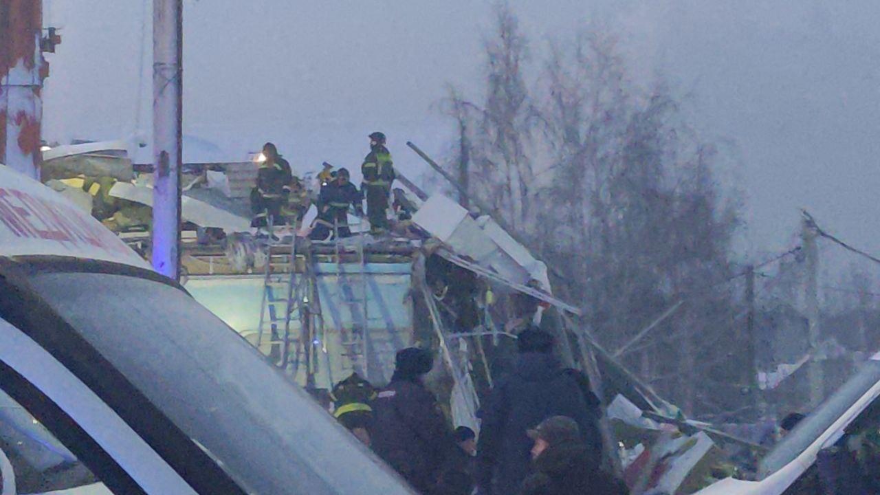 Фото Опубликованы кадры обрушения ТЦ в Новосибирске: 30 страшных фото ЧП 10