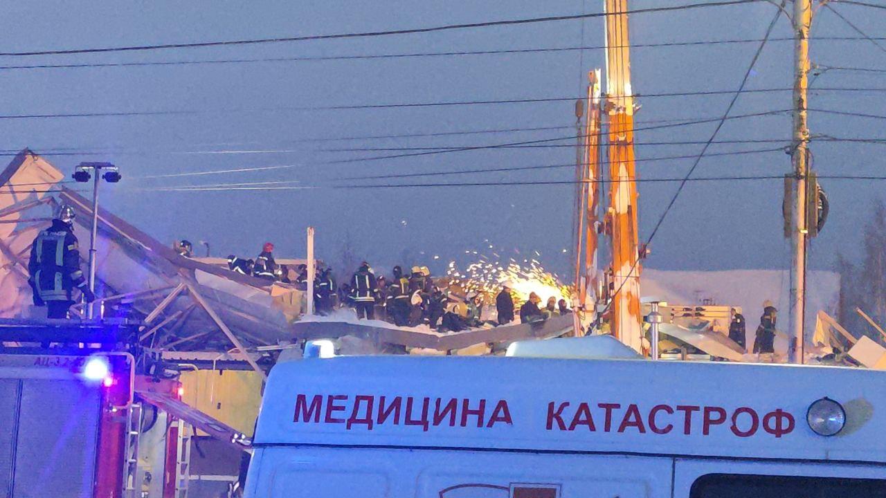 Фото Опубликованы кадры обрушения ТЦ в Новосибирске: 30 страшных фото ЧП 13