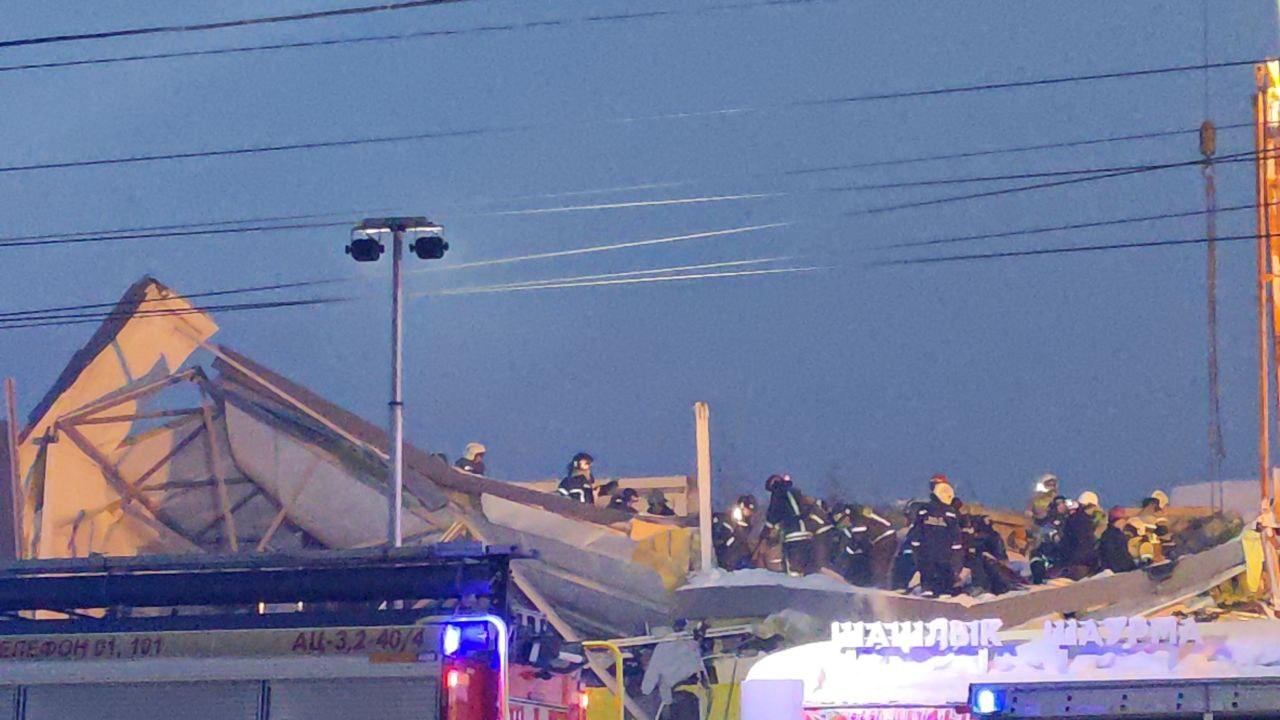 Фото Опубликованы кадры обрушения ТЦ в Новосибирске: 30 страшных фото ЧП 14